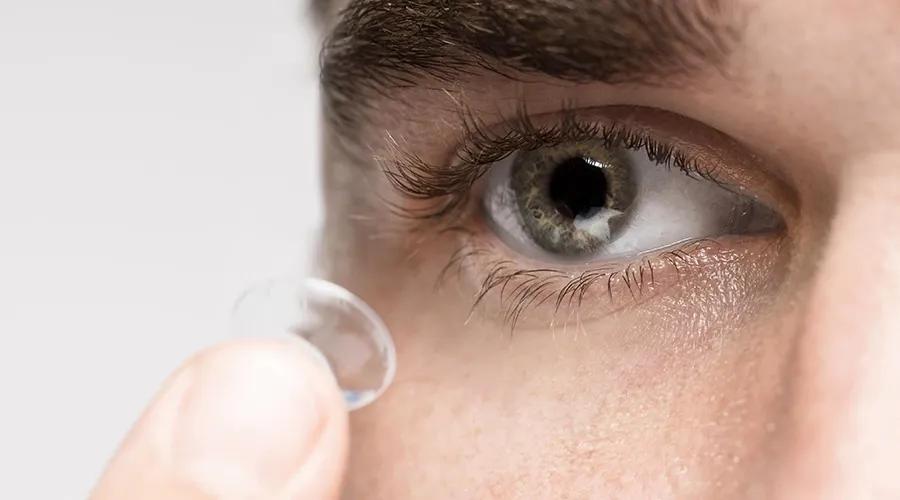 Manipulation des lentilles de contact